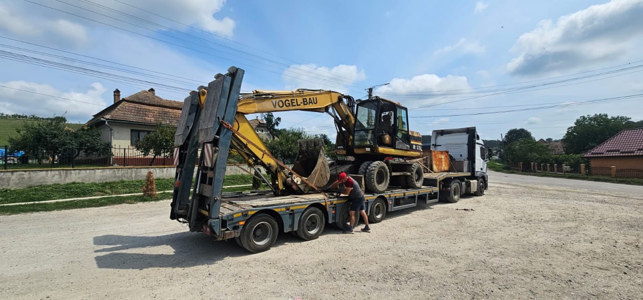 Transport utilaj greu pe trailer specializat